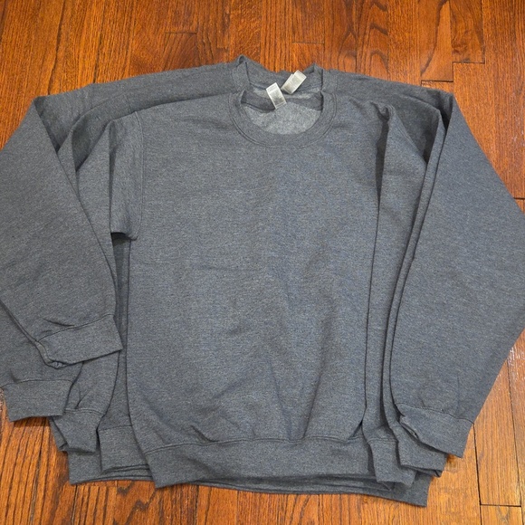 Gildan Tops - Grey Gildan Sweatshirt